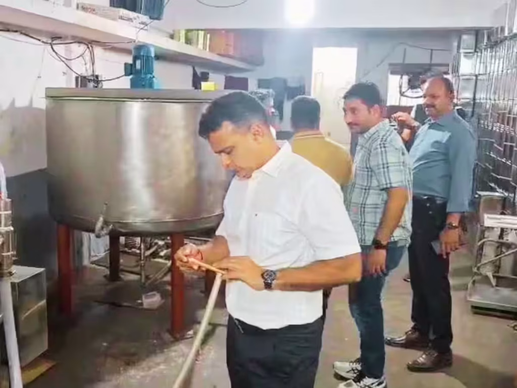 સુરતમાં નકલી ઘી બનાવતી ત્રણ ફેક્ટરી ઝડપાઈ, 9000 કિલોથી ઘી કબ્જે કરાયું.
